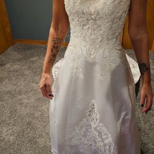 David's Bridal White Sleeveless Scoop Neck Wedding Gown